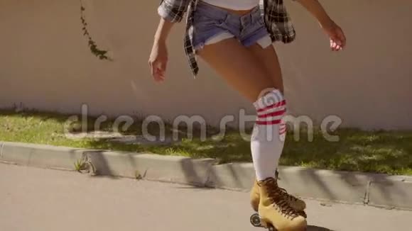 女腿在复古轮滑在道路上视频的预览图
