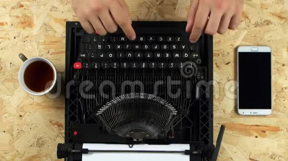 男性手在打字机上打字从上面看视频的预览图