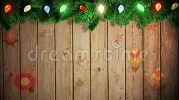圣诞老人在节日的木质背景下背着一袋礼物视频的预览图