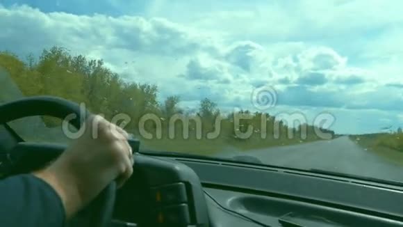 男子手在方向盘的汽车慢动作视频视频的预览图