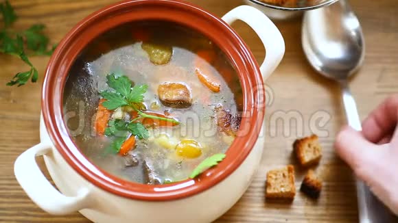自制蔬菜汤配上野生蘑菇和盘中的辣椒视频的预览图