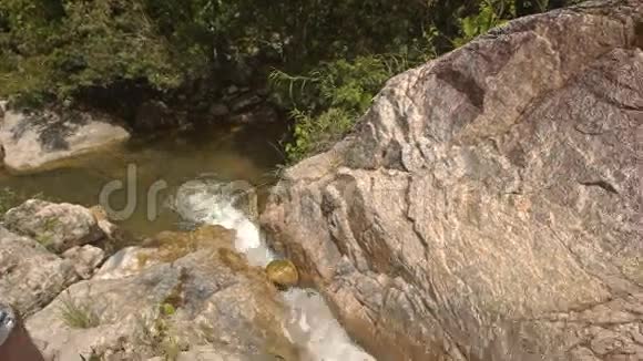 在石间沿小山河移动摄影机视频的预览图