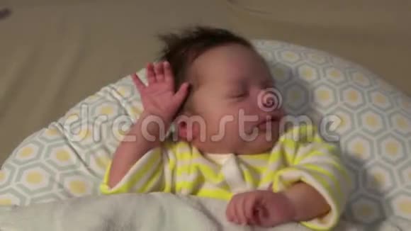 新生儿史诗般的伸展然后睡觉视频的预览图