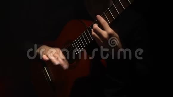 手指指着吉他上的弦关门视频的预览图