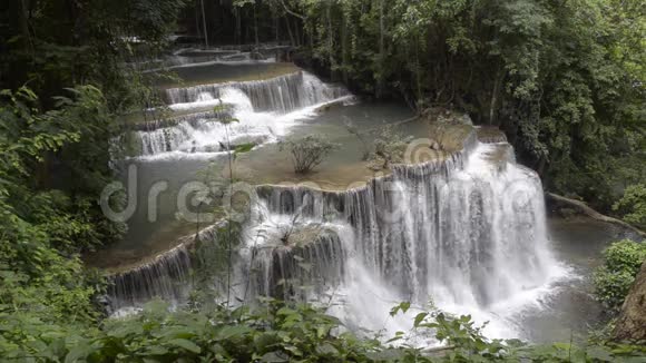泰国Kanchanaburi热带雨林深处的瀑布视频的预览图
