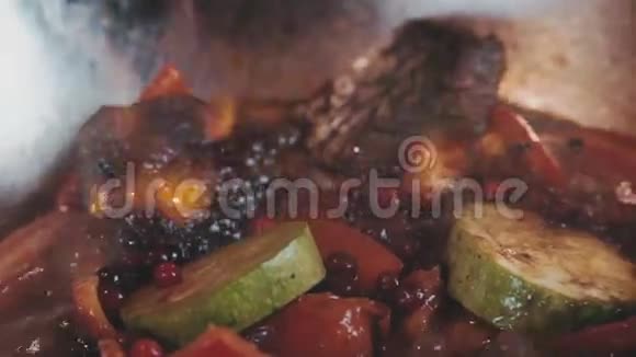 蔬菜和肉在明火上炖视频的预览图