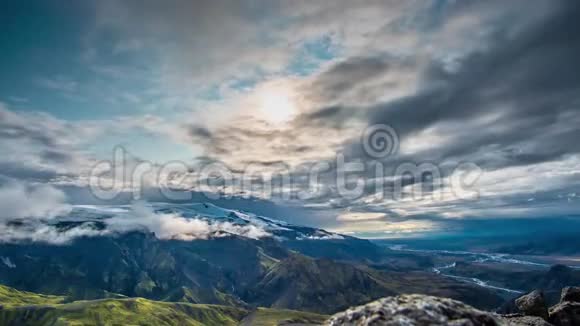 云在冰岛的山上移动视频的预览图