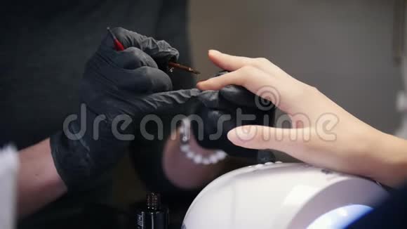 美容院的手法手指和指甲视频的预览图