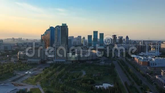 哈萨克斯坦阿斯塔纳市中心和中央商务区Timelapse的高架晨景视频的预览图