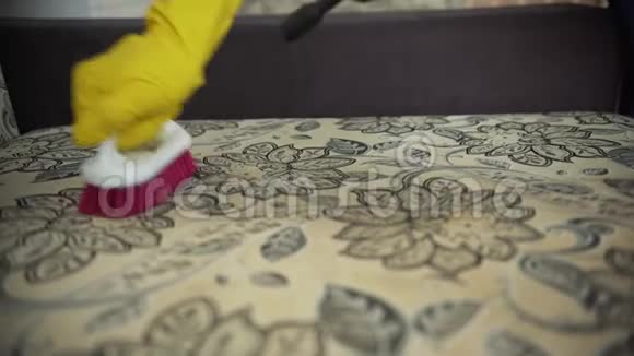 用蒸汽清洁剂清洗沙发的织物视频的预览图