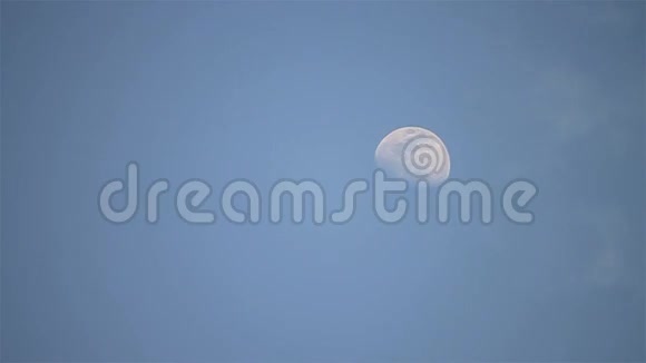 天空中的月亮视频的预览图