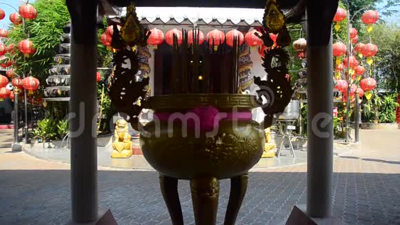 泰国人用鲜花炷香和蜡烛在炷香或蜡烛上祈祷视频的预览图