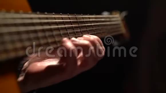 吉他的男性手指指指点点关门视频的预览图