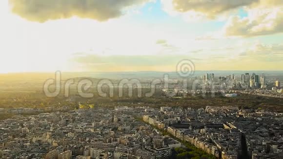 日落时从埃菲尔铁塔顶部看到令人惊叹的景色视频的预览图