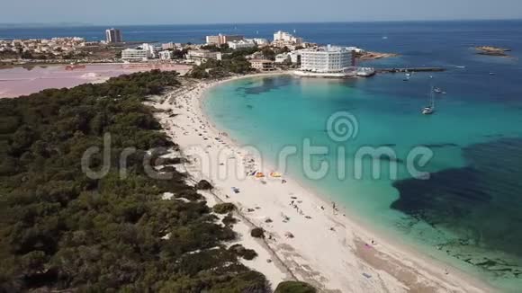 西班牙马洛卡令人惊叹的无人机空中景观村庄粉红色盐滩和迷人的海滩埃斯坦尼斯视频的预览图