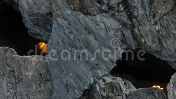 2012年托尔巴契克火山爆发引起的冻结熔岩流裂缝视频的预览图