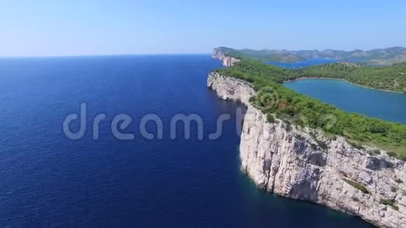 带岛屿的深蓝色亚得里亚海的空中拍摄视频的预览图