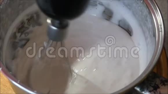 烹饪奶油它会干扰搅拌机视频的预览图
