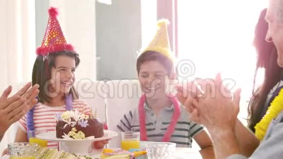 可爱的家庭庆祝可爱的兄弟姐妹生日视频的预览图