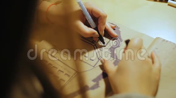 一个年轻的女人打开记号笔开始在相册里画画视频的预览图