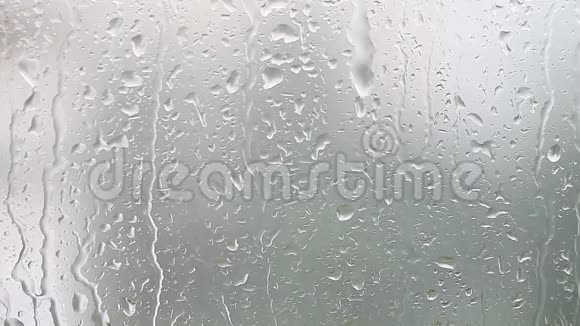 雨滴沿着玻璃流下情绪的概念视频的预览图