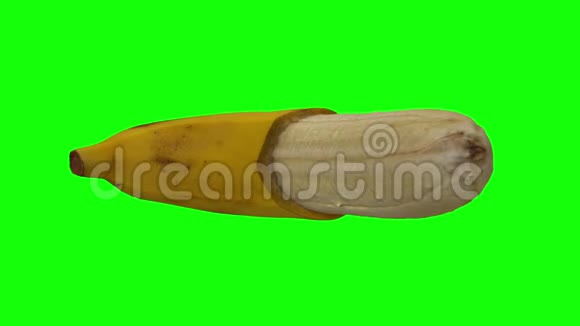 在绿色背景上旋转半皮香蕉03A环视频的预览图