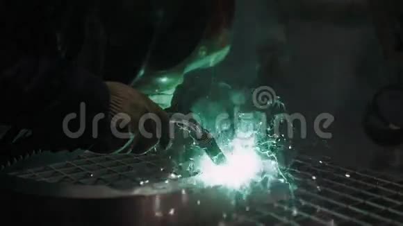 工厂工业汽车零件现代车间用火花焊接铁水视频的预览图
