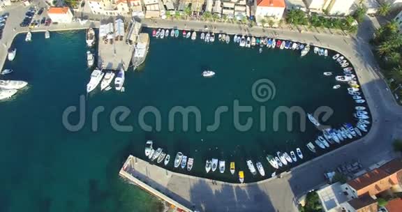 进入克罗地亚Brac岛上的Supetar码头的船只的鸟瞰图视频的预览图