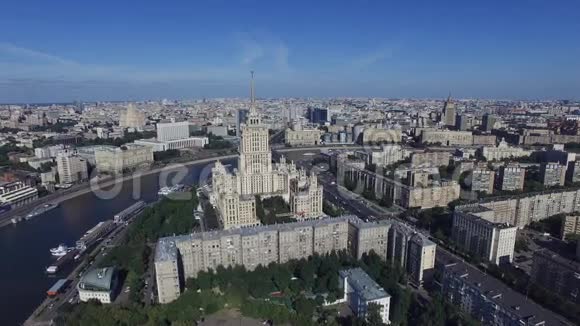 四架直升机在夏日无云的日子拍摄莫斯科城市全景拉迪森皇家酒店大楼视频的预览图