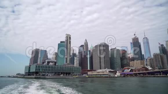 乘船环游美国纽约市哈德逊湾和曼哈顿下城的塔楼视频的预览图