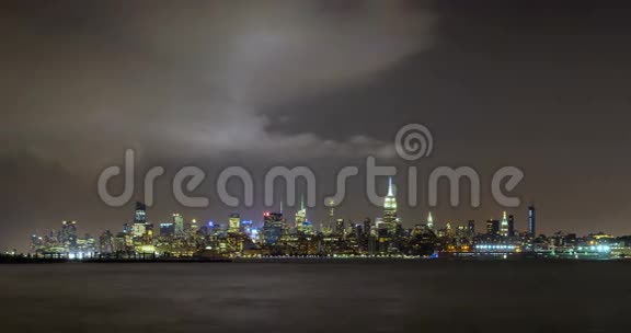纽约市曼哈顿中城摩天大楼夜间风暴和闪电视频的预览图