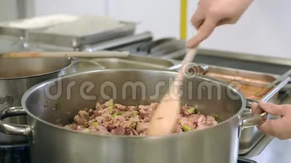 在专业厨房烹饪古拉什视频的预览图