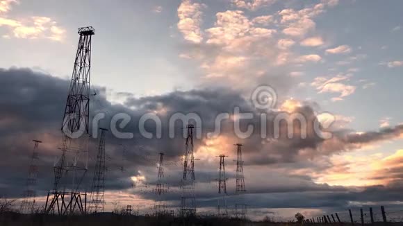 夏季有天空背景的广播塔视频的预览图