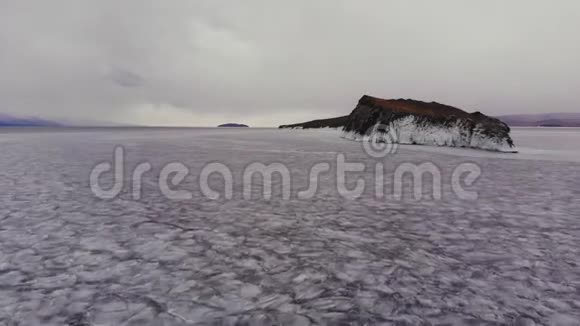 冰湖里的一个岛视频的预览图