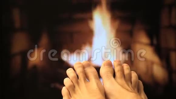 赤裸的腿被壁炉加热视频的预览图