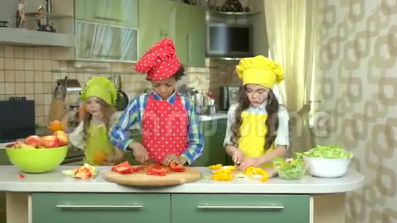 厨房里有三个孩子视频的预览图
