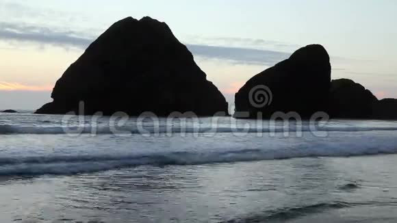 有两个大型岩石的波浪在岸外刊播视频的预览图