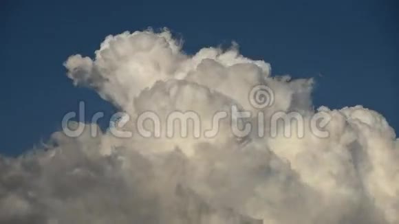 天空中慢运动云的时间推移视频的预览图