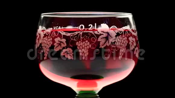 漂亮的一杯粉红色的葡萄酒视频的预览图