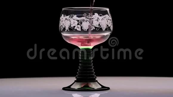 把粉红色的葡萄酒倒入漂亮的杯子里视频的预览图
