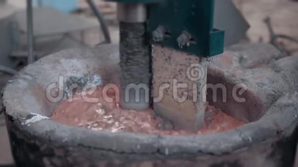 混合机成型和铝合金铸造熔融金属清洗红铁视频的预览图