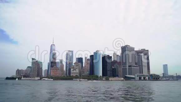 乘船游览美国纽约市哈德逊湾布鲁克林大桥和曼哈顿下城视频的预览图