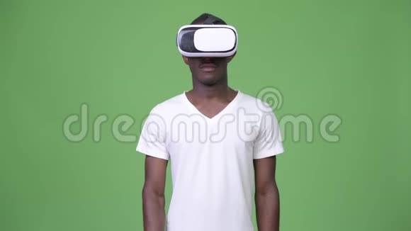 使用虚拟现实耳机的非洲年轻人视频的预览图