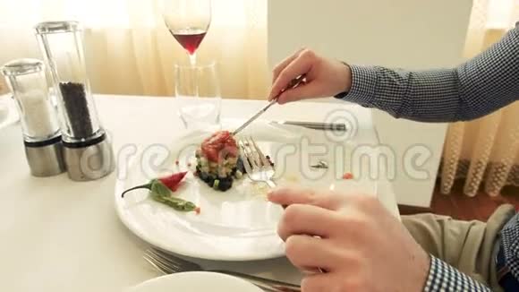 在餐馆吃饭的男女视频的预览图