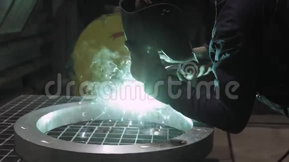 工厂工业汽车零件现代车间用火花焊接铁水视频的预览图