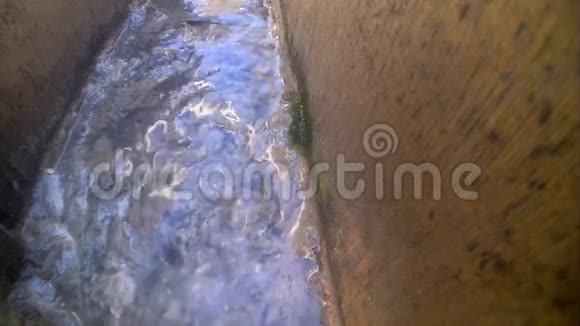 下水道的排水沟在沟渠上流动视频的预览图