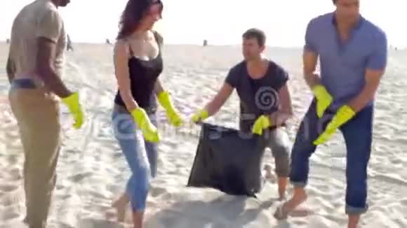 沙滩垃圾清理志愿者小组视频的预览图