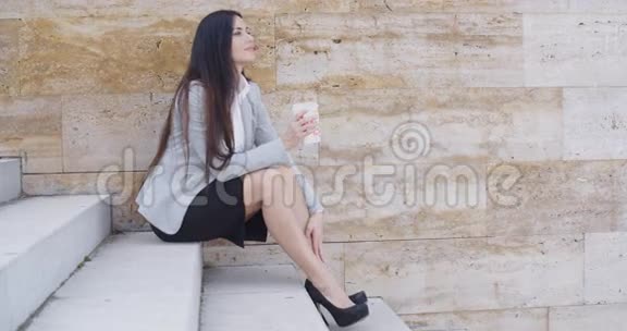商务女性看着咖啡杯视频的预览图