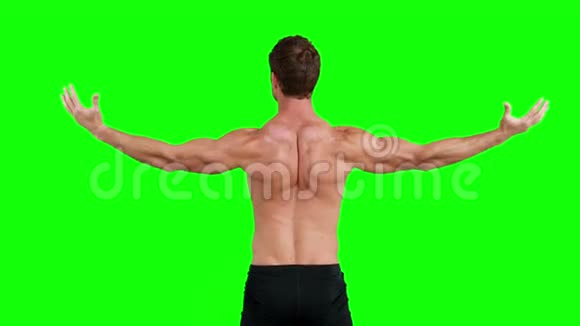 肌肉发达的人伸出手臂后视视频的预览图