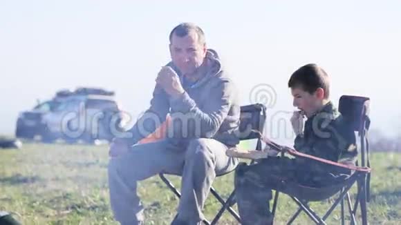 一家人父子在篝火旁吃烤面包视频的预览图